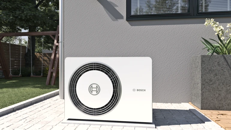Bosch Wärmepumpe als Außeneinheit an einem Wohnhaus